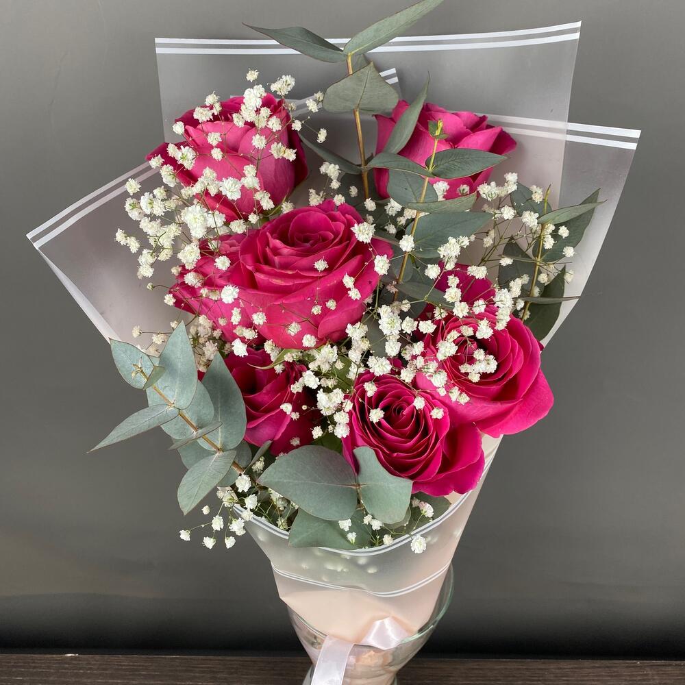 Букет из 15 розовых роз и гипсофилы в сетке